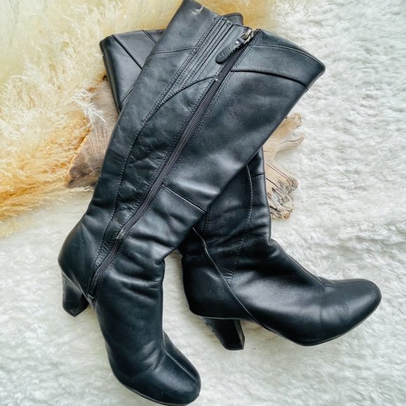 Black boots - Picture 2 of 2